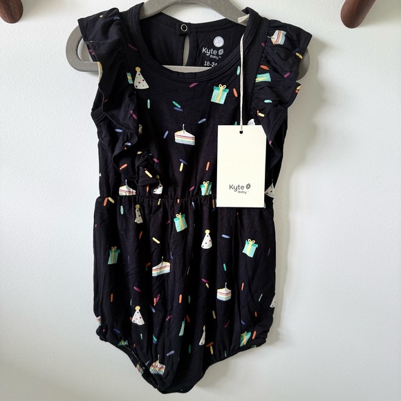 Kyte BABY Other - Kyte BABY Black Colorful Bubble Romper Birthday Print